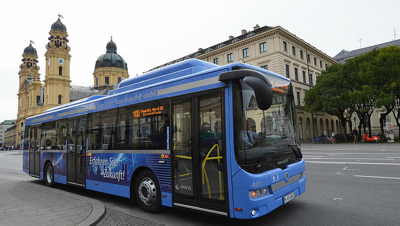 Der erste E-Bus in München rollt ab Dienstag auf der Linie 100 im regulären Fahrgastbetrieb. Der erste E-Bus in München rollt ab Dienstag auf der Linie 100 im regulären Fahrgastbetrieb.