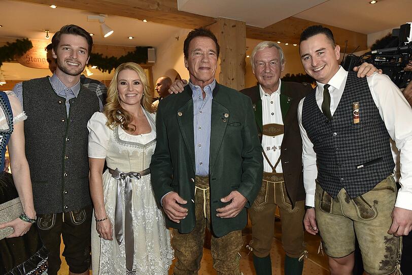 Patrick Schwarzenegger, Arnold Schwarzenegger und Freundin Heather Milligan, Gastgeber Balthasar Hauser und Andreas Gabalier