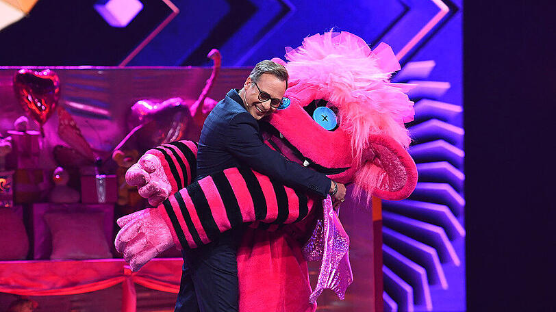 Moderator Matthias Opdenhövel mit dem Monster aus Staffel eins von "The Masked Singer".