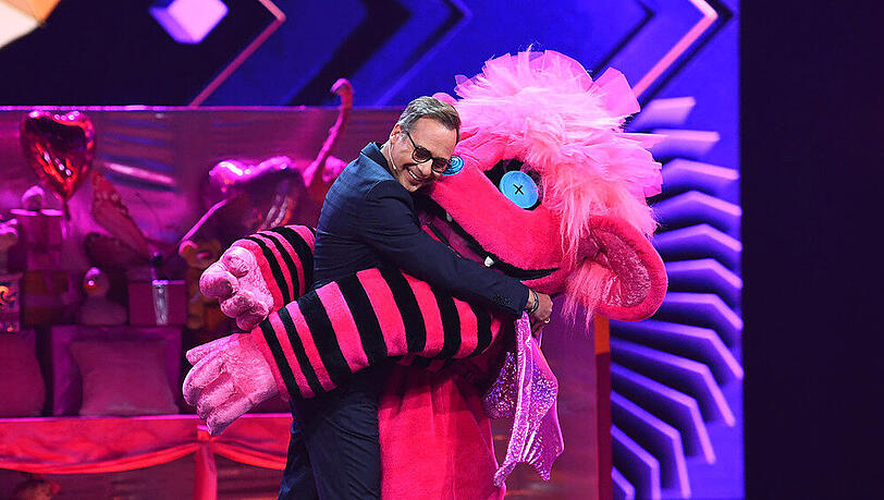 Moderator Matthias Opdenhövel mit dem Monster aus Staffel eins von "The Masked Singer". Moderator Matthias Opdenhövel mit dem Monster aus Staffel eins von "The Masked Singer".
