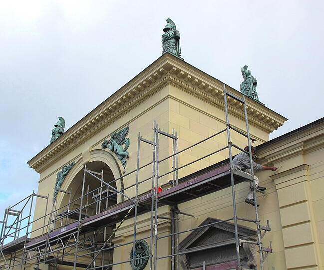 Am Tor zum Hofgarten beobachtet AZ-Leser Djordje Matkovic am Dienstag die letzten Arbeiten, bevor das Baugerüst wegkommt.