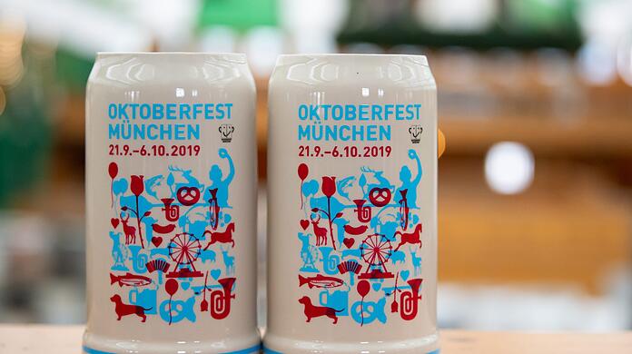 Der neue Wiesn-Maßkrug 2019. Das Design soll mit den kleinen Symbolen an ein Charivari erinnern.