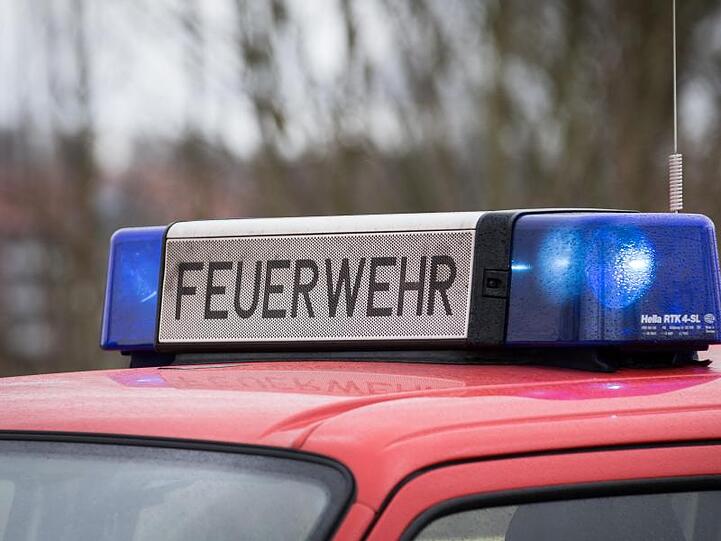 Das Blaulicht eines Feuerwehrautos leuchtet an einem Einsatzort. Foto: Friso Gentsch/Archiv
