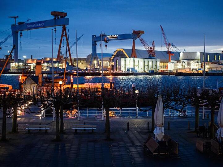 Das beleuchtete Werftgelände von ThyssenKrupp Marine Systems am Ufer der Kieler Förde.
