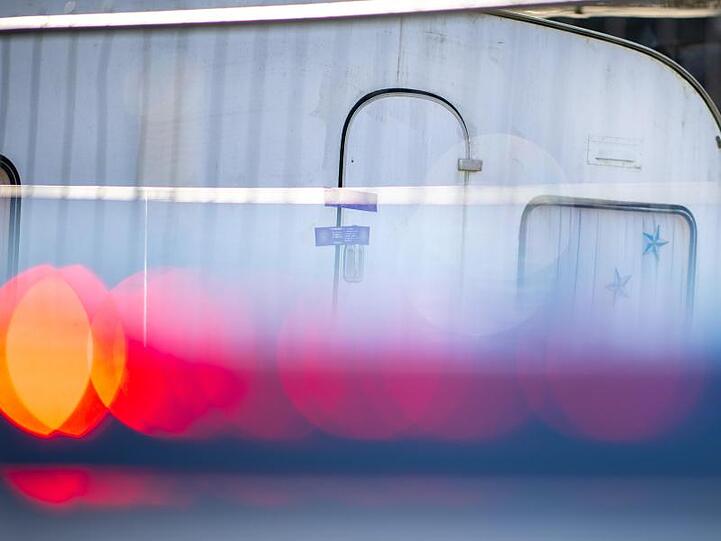 Polizeiauto vor dem versiegelten Campingwagen des mutmaßlichen Täters von Lügde. Kinderschutz- und Sozialverbände fordern Konsequenzen aus dem Missbrauchsfall auf dem Campingplatz.
