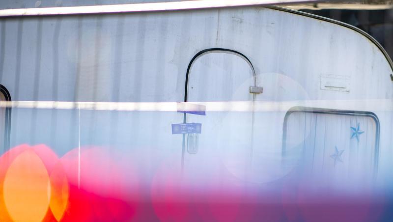 Polizeiauto vor dem versiegelten Campingwagen des mutmaßlichen Täters von Lügde. Kinderschutz- und Sozialverbände fordern Konsequenzen aus dem Missbrauchsfall auf dem Campingplatz. Polizeiauto vor dem versiegelten Campingwagen des mutmaßlichen Täters von Lügde. Kinderschutz- und Sozialverbände fordern Konsequenzen aus dem Missbrauchsfall auf dem Campingplatz.