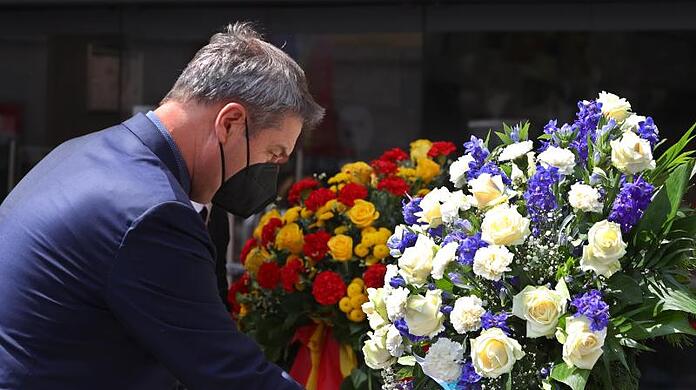 Stilles Gedenken an die Opfer der Messerattacke: Ministerpräsident Markus Söder in Würzburg. Stilles Gedenken an die Opfer der Messerattacke: Ministerpräsident Markus Söder in Würzburg.