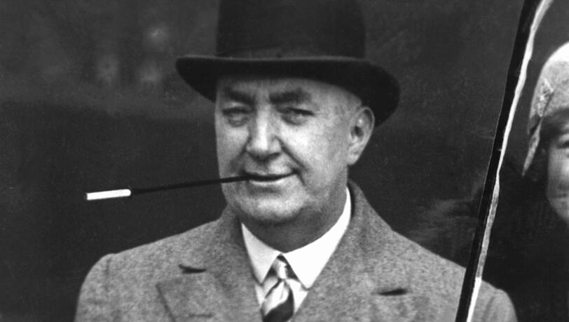 Edgar Wallace mit Zigarettenspitze. Edgar Wallace mit Zigarettenspitze.