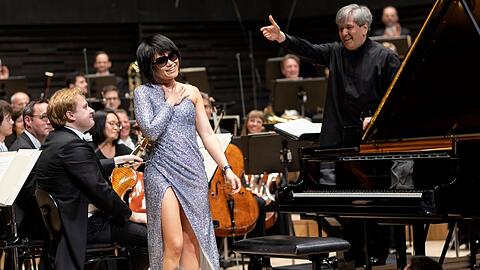Sir Antonio Pappano huldigt Yuja Wang in der Isarphilharmonie.