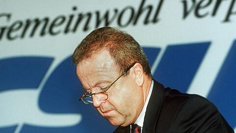Der stellvertretende CSU-Vorsitzende Gerold Tandler am 09.10.1993 in München vor dem Wahlspruch des CSU-Parteitags.