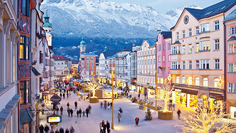 Der Christkindlmarkt in der Maria-Theresien-Straße besticht mit modernem Weihnachtsschmuck und Beleuchtung.