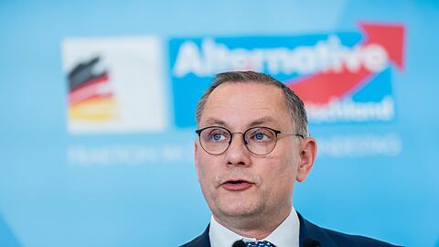 Die AfD lehnt Waffenlieferungen in Krisen- und Kriegsgebieten grundsätzlich ab.