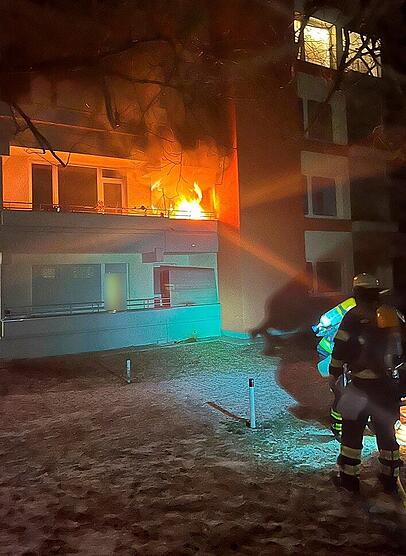 In den Abendstunden ist es im M&uuml;nchner Norden zu einem Balkonbrand gekommen. Die Feuerwehr konnte ein &Uuml;bergreifen auf Wohnr&auml;ume verhindern.