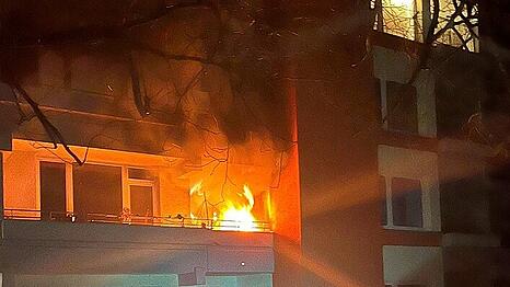 In den Abendstunden ist es im M&uuml;nchner Norden zu einem Balkonbrand gekommen. Die Feuerwehr konnte ein &Uuml;bergreifen auf Wohnr&auml;ume verhindern.