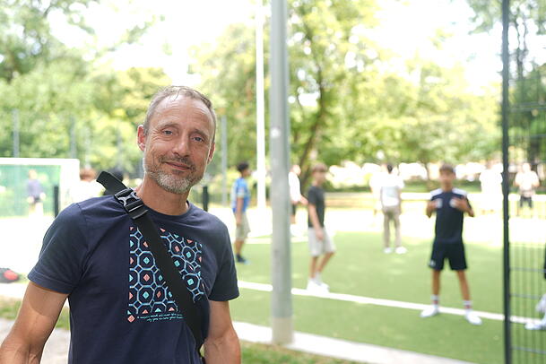 Sportlehrer Hans M. vom
Luisengymnasium kommt mit seinen Schülern regelmäßig zum Kicken auf den Fußballplatz im Park: "Absolut super." Sportlehrer Hans M. vom
Luisengymnasium kommt mit seinen Schülern regelmäßig zum Kicken auf den Fußballplatz im Park: "Absolut super."