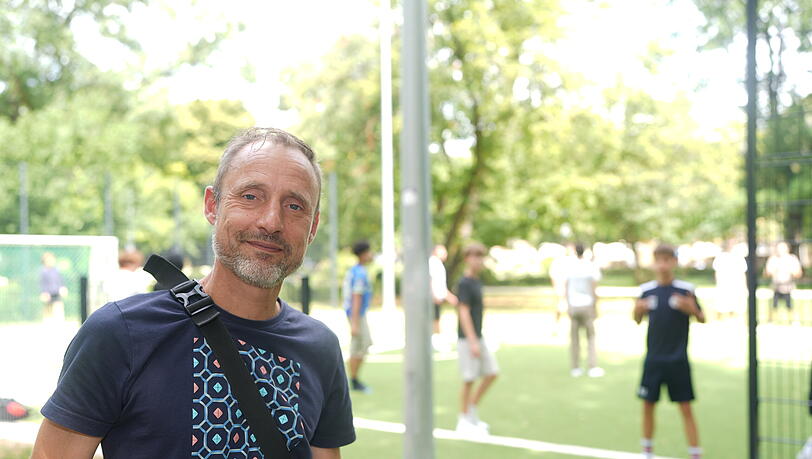 Sportlehrer Hans M. vom
Luisengymnasium kommt mit seinen Schülern regelmäßig zum Kicken auf den Fußballplatz im Park: "Absolut super." Sportlehrer Hans M. vom
Luisengymnasium kommt mit seinen Schülern regelmäßig zum Kicken auf den Fußballplatz im Park: "Absolut super."