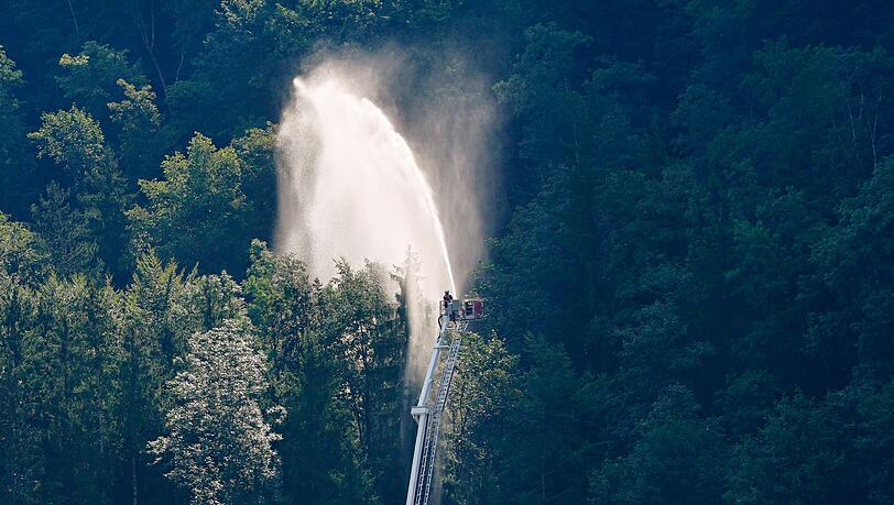 Feuerwehrleute im Einsatz in den Chiemgauer Alpen. Feuerwehrleute im Einsatz in den Chiemgauer Alpen.