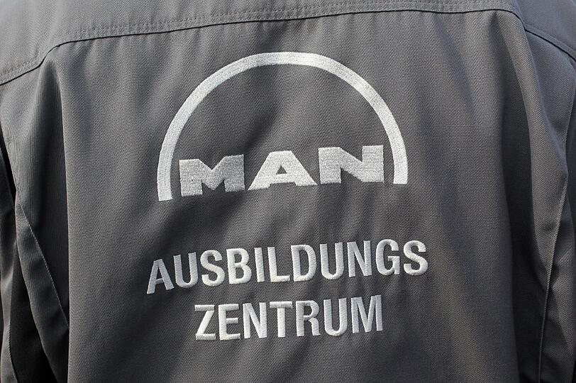 Die Beschäftigten von Manroland Augsburg demonstrieren bei der Augsburger IG-Metall-Demonstration vor dem Unternehmensgebäude für den Erhalt ihres Standortes. Auch in Plauen und Frankfurt fanden Kundgebungen statt.