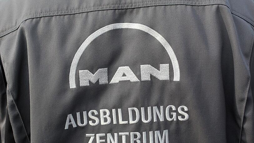 Die Beschäftigten von Manroland Augsburg demonstrieren bei der Augsburger IG-Metall-Demonstration vor dem Unternehmensgebäude für den Erhalt ihres Standortes. Auch in Plauen und Frankfurt fanden Kundgebungen statt. Die Beschäftigten von Manroland Augsburg demonstrieren bei der Augsburger IG-Metall-Demonstration vor dem Unternehmensgebäude für den Erhalt ihres Standortes. Auch in Plauen und Frankfurt fanden Kundgebungen statt.