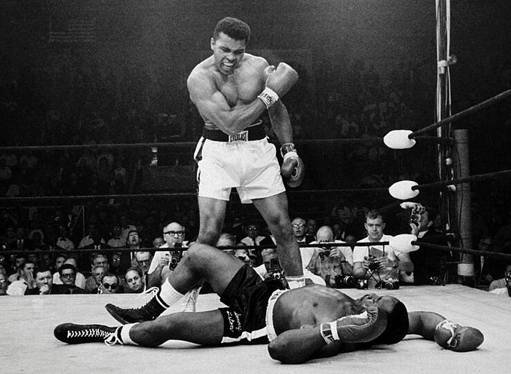 1965 kam es zum Revanche-Kampf: Nach 105 Sekunden ging Liston zu Boden, getroffen von einem 
Schlag Alis, der als &bdquo;Phantom Punch&ldquo; berühmt wurde. Die scheinbar 
harmlose Rechte hatte ihn wie aus dem Nichts erwischt. Ali schrie 
den Gegner zu seinen Füßen halb erbost, halb triumphierend an: 
`Stand up!" In diesem Moment drückte Fotograf Neil Leifer an den 
Ringseilen auf den Auslöser seiner Kamera und schoss eines der 
berühmtesten Fotos der Sportgeschichte.
Das unerwartet schnelle Ende des Kampfes rief 
Verschwörungstheoretiker auf den Plan. Liston, so sagten die einen, 
sei von Black-Muslim-Vertretern bedroht worden. Andere meinten, er 
habe sich für Geld hingelegt. Das FBI ermittelte, fand aber keine 
Hinweise auf Manipulation.