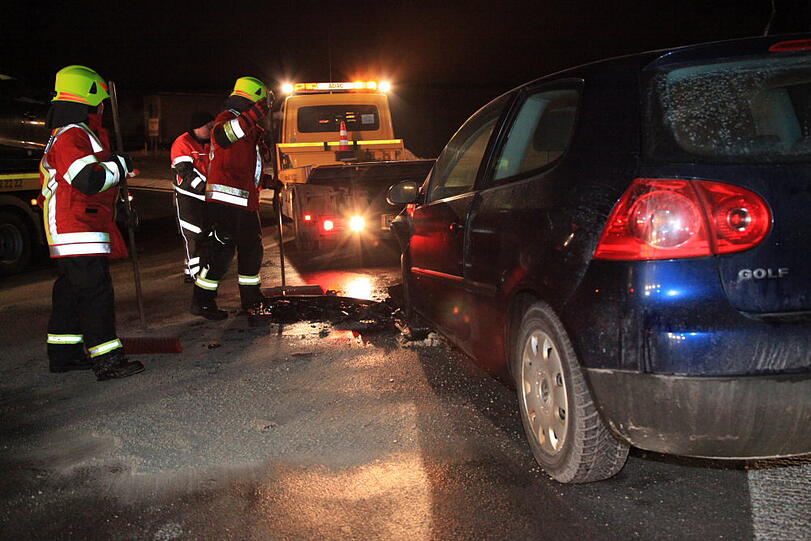 Auf dem Zubringer der A 8 Richtung Salzburg stoßen am Sonntagabend zwei Autos frontal zusammen. Vermutlich waren sie zu schnell unterwegs. Die Insassen werden glücklicherweise nur leicht verletzt.
