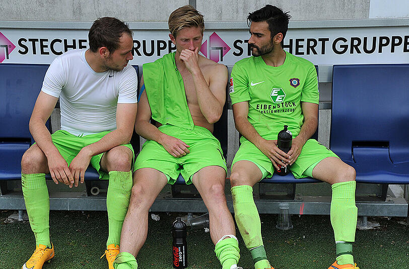 Rico Benatelli, Ex-Löwe Sebastian Hertner und Alias Selcuk sitzen enttäuscht auf der Bank. Das Spiel endete 2:2, Aue ist dadurch abgestiegen.