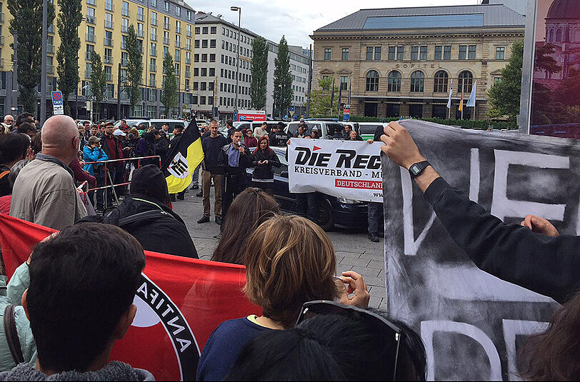 "Die Rechte" demonstriert vor dem Hauptbahnhof. Den fünf Rechtsradikalen stehen 150 bis 200 Gegendemonstranten gegenüber.