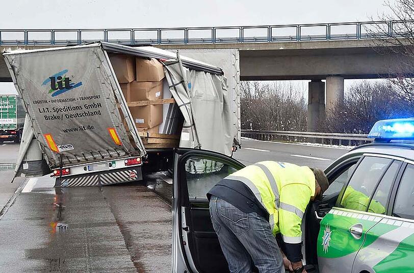 Bilder vom Lkw-Unfall in Kirchheim bei München: Ein Lkw übersah ein Stauende und daraufhin einem anderen Sattelzug auf.