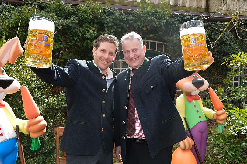 Philip Greffenius und Wiesn-Wirt Christian Schottenhamel stimmen sich auf Ostern und die 12. "Nacht der Tracht" 2013 ein.