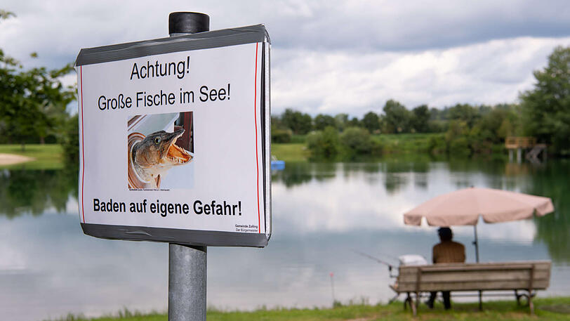 Ein Warnschild am Teich in Zolling.