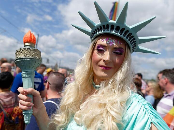 Die Freiheitsstatue hat es bis nach Köln geschafft - 50 Jahre "Stonewall"-Proteste.