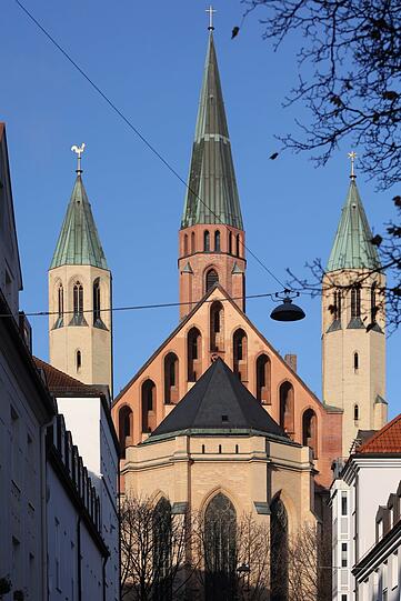 Johannisplatz, Johanniskirche kurz bei Vormittagslicht.