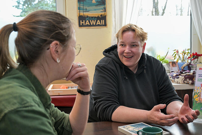 Steffi (r.) gründet den Verein 2018. Durch einen Glücksfall können sie die alte Schule nutzen.