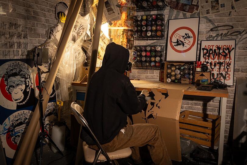 In einer imaginierten Banksy-Werkstatt werden die wichtigsten Street-Art-Techniken erklärt.