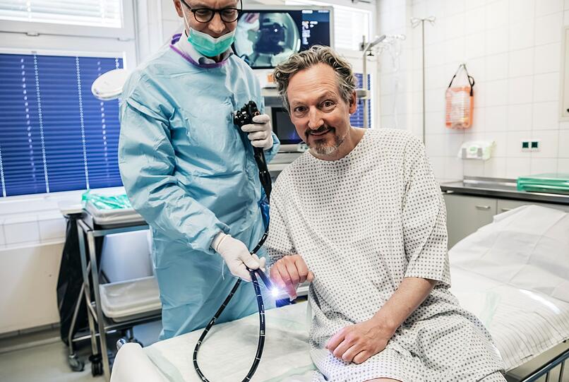 Eckart von Hirschhausen (rechts) m&ouml;chte Menschen m&ouml;gliche Schrecken nehmen, sich einer Darmspiegelung zu unterziehen.