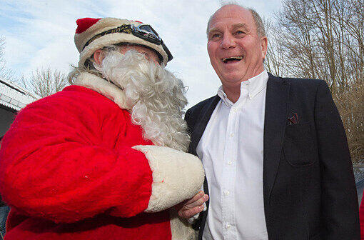 Auch die Otztaler Mammuts Emmating schickten den Weihnachtmann los, um Uli Hoeneß zu begrüßen.