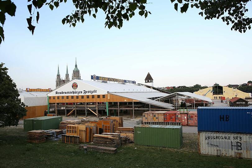 Sonntag, 04. August: Das Armbrustschützenzelt nimmt langsam Form an &ndash; auch wenn das Areal noch wie ein Containerbahnhof wirkt.