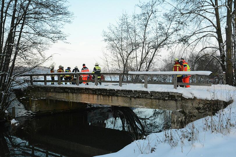 Tragischer Tod eines Ehepaars aus Landsberg: In der Vils konnten Einsatzkräfte nur noch die Leichen bergen. Der BMW X3 war wohl von der Straße abgekommen und in den eiskalten Fluss gerast.