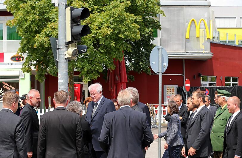 Horst Seehofer, Joachim Herrmann und Dieter Reiter legen einen Kranz am OEZ nieder.