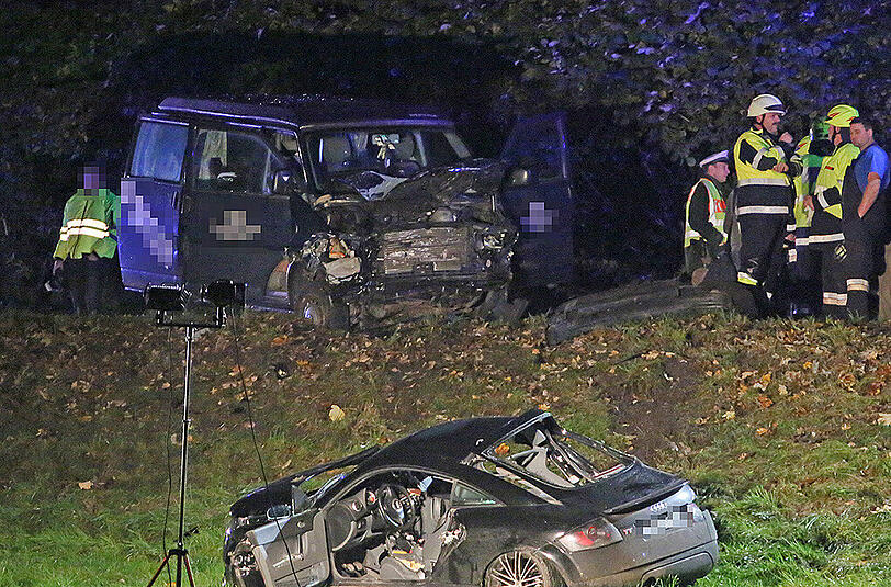 Nach dem Zusammenstoß wurde der 21-Jährige in seinem Audi-Wrack eingeklemmt. Er starb noch am Unfallort. Die Bilder vom Unfall.