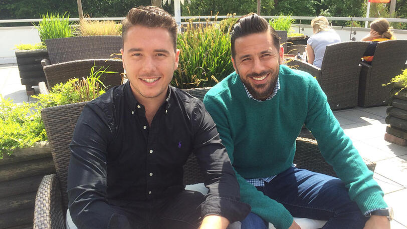 AZ-Redakteur Maximilian Koch (l.) mit Claudio Pizarro.