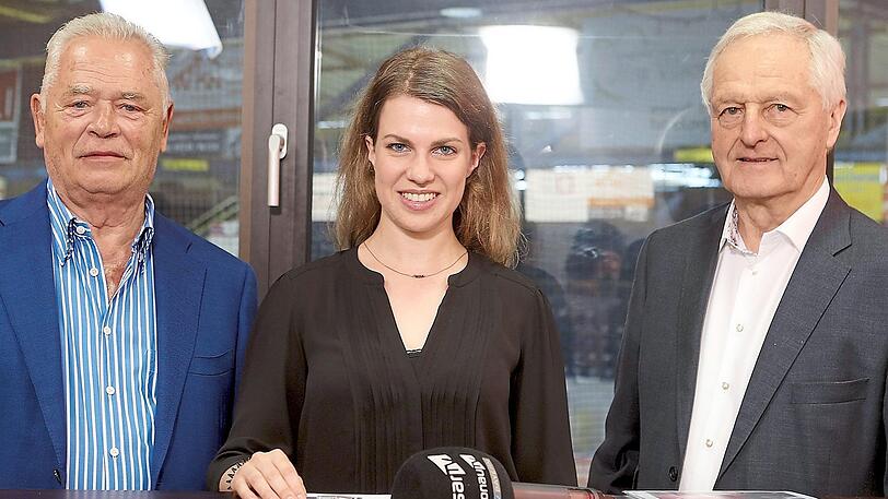 EVL-Präsident Hans Eller (rechts) und Beiratsmitglied Michael Imhoff mit Isar TV-Moderatorin Magdalena Hofbauer.