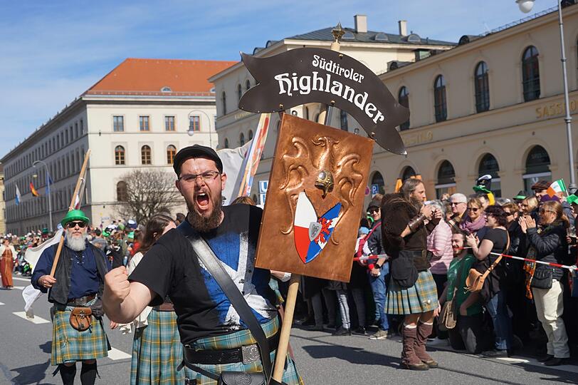 Am Sonntag marschierten bei strahlendem Sonnenschein die Teilnehmer der St.-Patricks-Day-Parade auf der Leopoldstraße in München.