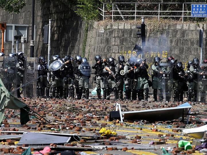 Vandalismus und Zusammenstöße zwischen Polizisten und Demonstranten sind vor allem an Wochenenden zur Normalität geworden.