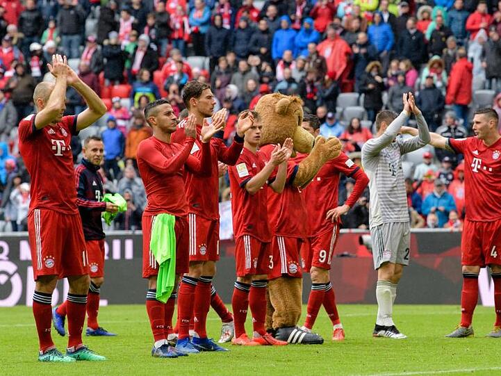 Arjen Robben (l) und seine Teamkollegen feiern mit ihren Fans den Sieg gegen Hannover.