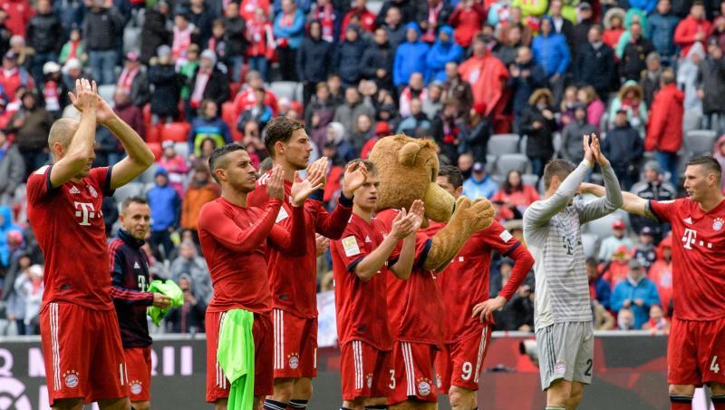 Arjen Robben (l) und seine Teamkollegen feiern mit ihren Fans den Sieg gegen Hannover. Arjen Robben (l) und seine Teamkollegen feiern mit ihren Fans den Sieg gegen Hannover.