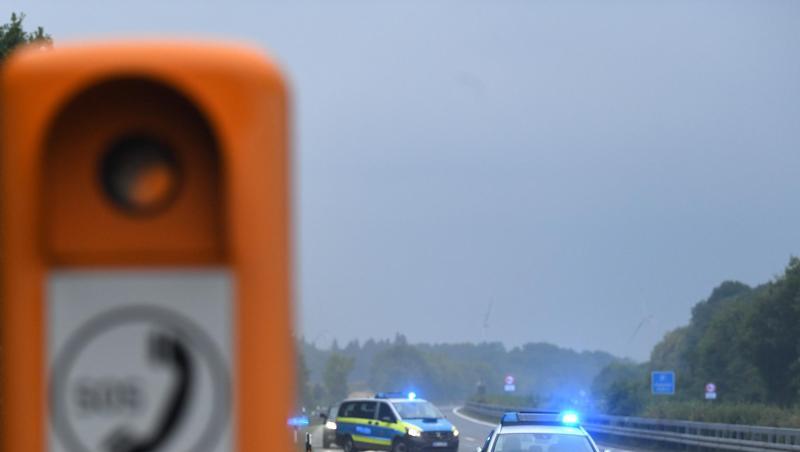 Polizeifahrzeuge mit eingeschaltetem Blaulicht fahren zur Unfallstelle. Polizeifahrzeuge mit eingeschaltetem Blaulicht fahren zur Unfallstelle.