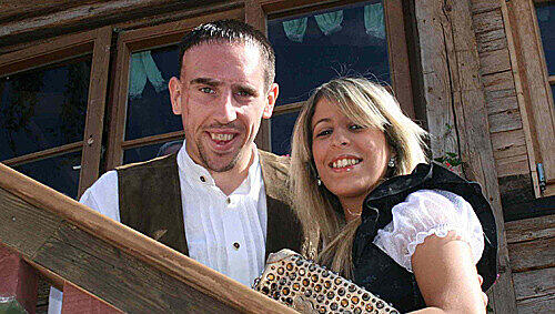 "Ich muss also kein Heimweh haben": Franck Ribéry mit mit seiner Frau Wahiba. "Ich muss also kein Heimweh haben": Franck Ribéry mit mit seiner Frau Wahiba.