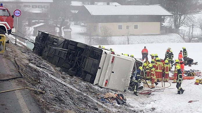 Blick auf die Unfallstelle an der Bundesstraße 306 am Ortsausgang von Inzell im Landkreis Traunstein.