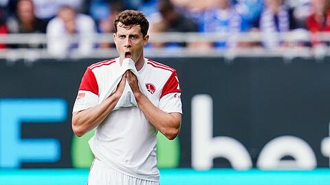 Abwehrspieler James Lawrence wird dem 1. FC Nürnberg auch im Trainingslager in Spanien fehlen.